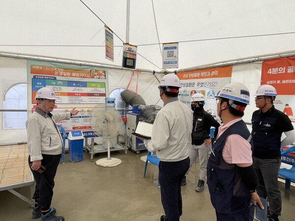 중흥건설 백승권 대표이사가 지난 7일 광주 '송암공원 중흥S-클래스' 건축 현장에서 온열질환 예방 대책 이행 여부를 불시 점검하고 있는 모습이다. (사진=중흥그룹)