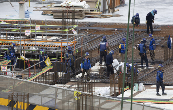 서울 시내의 건설 현장 노동자들이 야외에서 근무를 하는 모습이다. (사진=뉴시스)