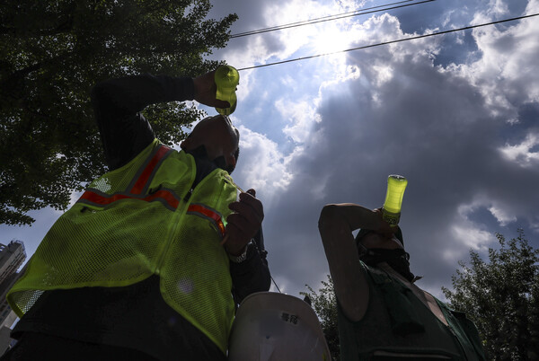 한 건설 현장 노동자가 더위를 식히기 위해 이온음료를 마시고 있다. (사진=뉴시스)