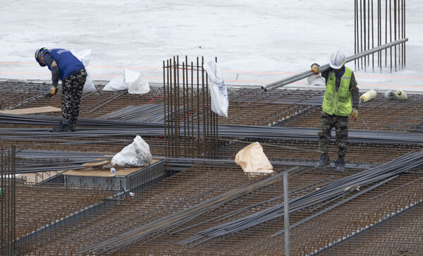 서울 시내의 건설현장 노동자들이 건축자재를 나르고 있다. (사진=뉴시스)