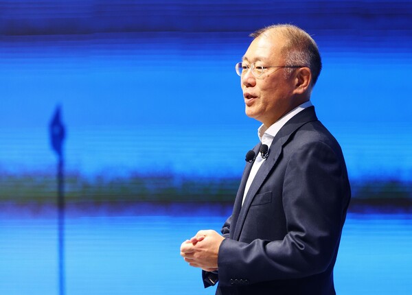 정의선 현대자동차그룹 회장이 6일 경기 고양시 현대 모터스튜디오 고양에서 열린 2025 현대자동차그룹 신년회에서 신년사를 하고 있다. (사진=뉴시스)