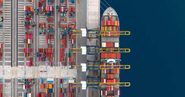 선박에 물류를 적재하는 모습. (사진=첼로스퀘어 웹사이트)