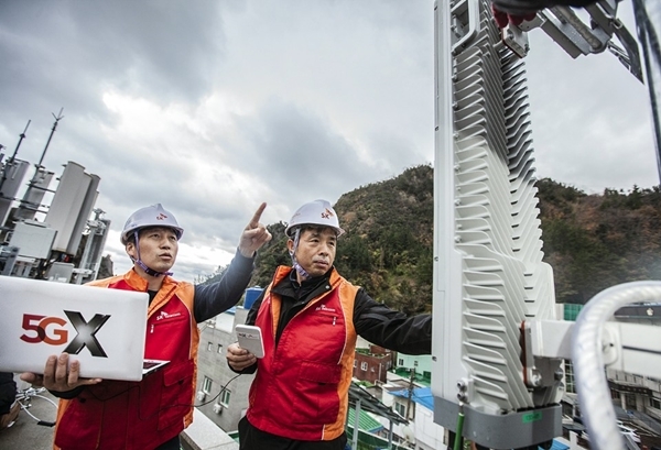 SK텔레콤 직원들이 경상북도 울릉군 도동항 인근에서 5G 기지국을 설치하고 있는 모습. (사진=SK텔레콤)