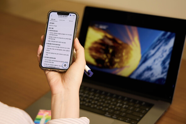 SKT 모델이 에이닷 '노트' 앱 버전 요약 기능을 사용하는 모습. (사진=SKT)