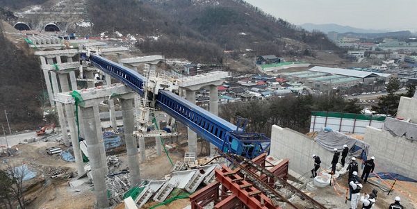 경기도 안성시 서운면 산평리 '안성 고속도로 교각 붕괴' 현장에서 28일 경찰과 국과수, 산업안전공단 등 관계자들이 합동감식을 하고 있다. (사진=뉴시스)