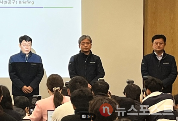 현대ENG 주우정 대표이사(가운데)를 비롯한 책임급 관계자들이 기자들의 질문을 받고 있다. (사진=뉴스포스트 최문수 기자)