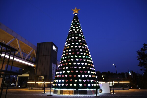아모레퍼시픽재단이 화장품 공병으로 만든 크리스마스 트리를 노들섬에 전시한다.(사진=아모레퍼시픽재단)