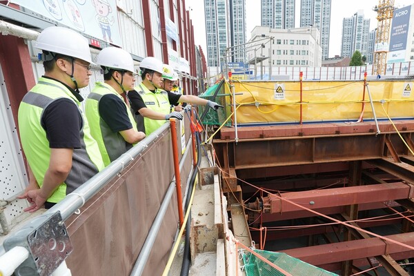 ﻿현대ENG 주우정 대표이사(왼쪽에서 두 번째)가 현장 안전을 직접 점검하고 있다. (사진=현대ENG)