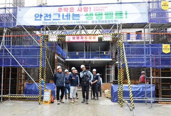 임재욱 SK에코플랜트 CSO(왼쪽에서 세 번째)가 광명자이힐스테이트SK뷰 신축공사 현장을 방문해 작업장 안전관리 실태와 예방활동 이행상태를 점검하고 있는 모습이다. (사진=SK에코플랜트)