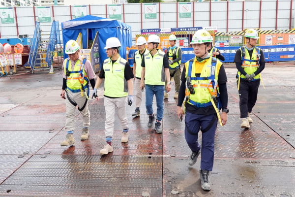 현대엔지니어링 주우정 대표이사(왼쪽에서 두 번째)가 현장 안전점검을 하고 있다. (사진=현대엔지니어링)