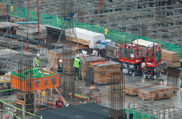 서울 시내 한 공사 현장에서 근로자들이 업무를 하고 있는 모습이다. (사진=뉴시스)