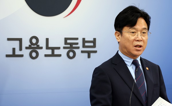 김영훈 고용노동부 장관이 1일 세종시 정부세종청사에서 업무상 질병 산재 처리기간 단축 방안을 발표하고 있다. (사진=뉴시스)