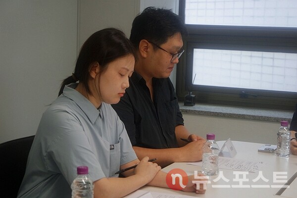 지난달 28일 서울 송파구 본사에서 열린 '디지털 유대: 미래 방향' 토론회에서 이서진 씨와 홍성완 씨가 참석했다. (사진=뉴스포스트 이별님 기자)