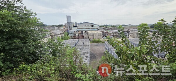 이주노동자를 벽돌 더미에 묶은 채 지게차로 희롱한 사건이 벌어진 전라남도 나주 소재의 한 기업 내부에는 벽돌이 가득 쌓여있다. (사진=뉴스포스트 최문수 기자)