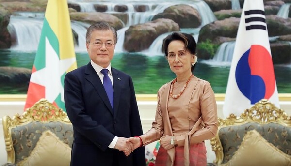 문재인 대통령이 2019년 9월 3일(현지시간) 미얀마 수도 네피도에 위치한 대통령궁에서 아웅산 수치(Aung San Suu Kyi) 전 국가고문과 정상회담 전 악수하고 있다. (사진=청와대)