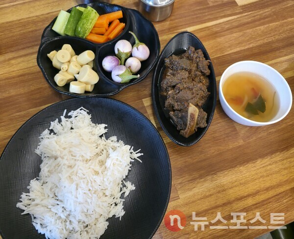 미얀마 염소고기 커리와 반찬. 사진=뉴스포스트 최종원 기자)