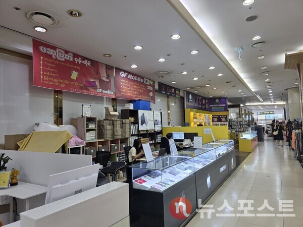 부평역 지하 상가에 마련된 미얀마인 운영 통신 대리점. (사진=뉴스포스트 최종원 기자)