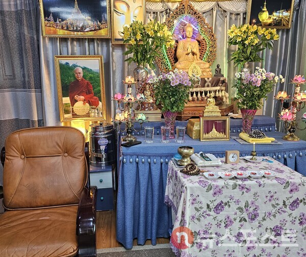 미얀마 불교 전법사원에 달라이 라마 티베트 최고수장의 사진이 걸려 있다. (사진=뉴스포스트 최종원 기자)