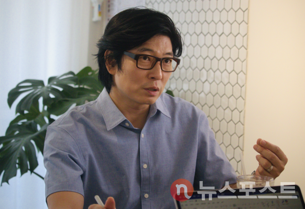 ​지난 3일 서울 강남의 한 카페에서 이임복 세컨드브레인연구소 대표와 'AI 디지털 유대'를 주제로 인터뷰를 진행했다. (사진=뉴스포스트 이별님 기자)