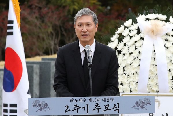 지난 2023년 노재헌 동아시아문화재단 이사장이 경기 파주시 동화경모공원에서 열린 고(故) 노태우 전 대통령 2주기 추모식에서 유족 인사를 하고 있다. (사진=뉴시스)