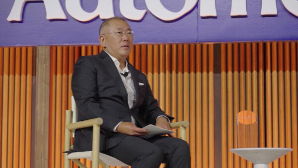 정의선 현대차그룹 회장이 미국 자동차 전문 매체 오토모티브 뉴스 행사에서 진행자와 대화하고 있다. (사진=오토모티브 뉴스 방송 캡처)