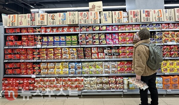 라면을 고르는 소비자. (사진=뉴스포스트DB)