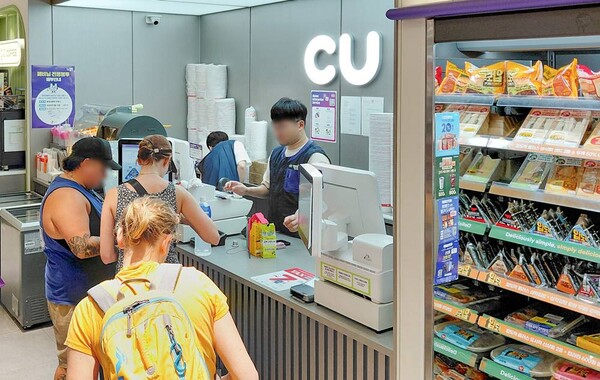 CU 명동역점을 찾은 외국인 관광객의 모습 (사진=CU)