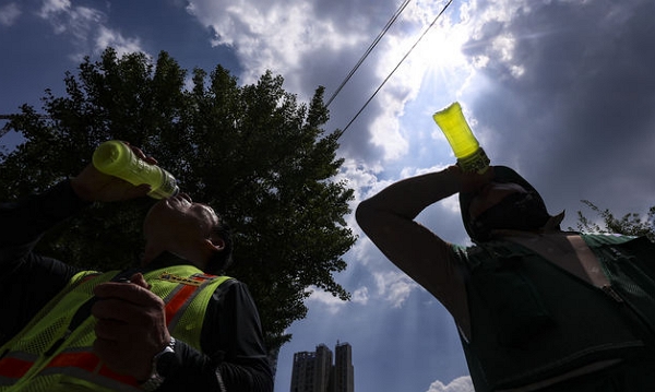 서울 시내의 한 건설현장 노동자가 더위를 식히기 위해 이온음료를 마시고 있다. (사진=뉴시스)