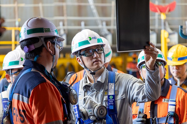 정기선 HD현대 수석부회장이 4일 전남 영암군에 위치한 HD현대삼호 조선소를 찾아 주요 생산 설비와 고위험 작업 현장을 직접 둘러보고 있다. (사진=HD현대)