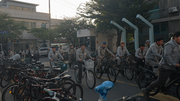 사외 기숙사식당과 아파트 기숙사로 향하는 이주노동자들. (영상=뉴스포스트 최종원 기자)