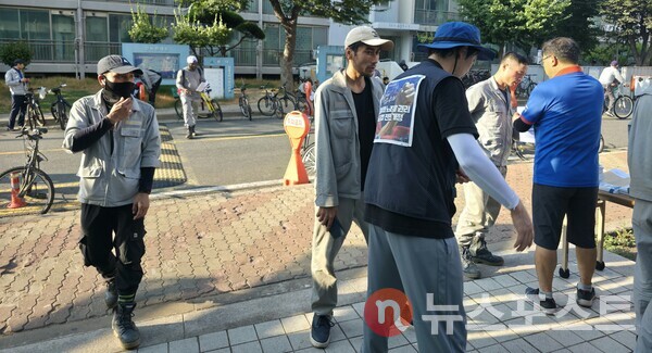 조합원들이 이주노동자들의 설문 참여를 독려하고 있다. (사진=뉴스포스트 최종원 기자)