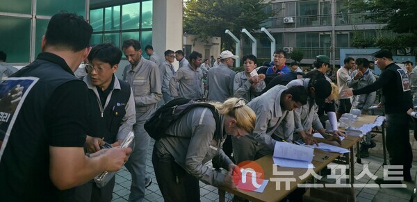 설문 조사에 참여하고 있는 이주노동자들. (사진=뉴스포스트 최종원 기자)