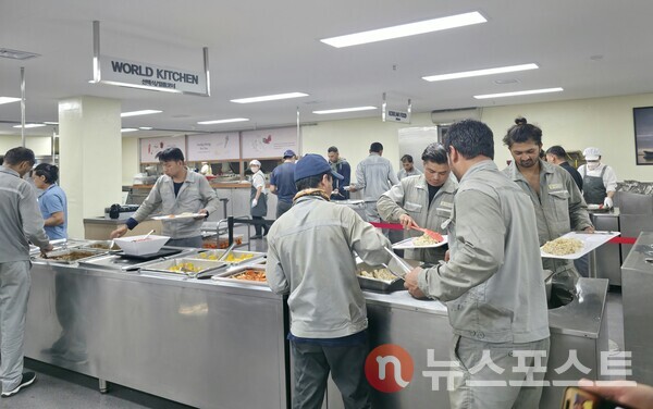 사외 기숙사 식당에서 음식을 담고 있는 이주노동자들. (사진=뉴스포스트 최종원 기자)