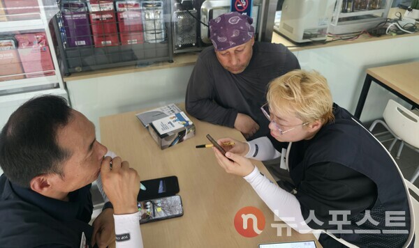 난민 신청 기각과 명의 도용 사실을 토로하는 러시아 국적의 우추쿤 씨(가운데). (사진=뉴스포스트 최종원 기자)