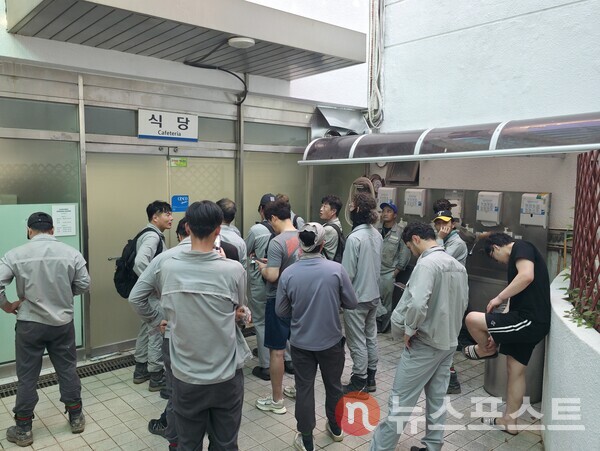 식당 앞 줄 서 있는 이주노동자들. (사진=뉴스포스트 최종원 기자)