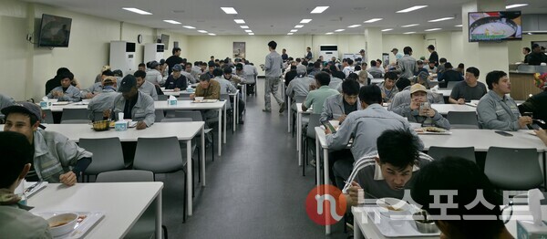 사외 기숙사 식당에서 밥을 먹고 있는 이주노동자들. (사진=뉴스포스트 최종원 기자)