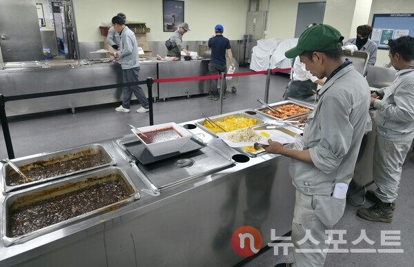 HD현대삼호 영암조선소 사외 식당에서 이주노동자가 식판에 음식을 담고 있다. (사진=뉴스포스트 최종원 기자)