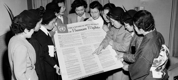 1950년 2월 24일, UN, 뉴욕 레이크 섹서스에 있는 UN 임시 본부를 방문해 세계 인권 선언서를 보고 있는 일본 여성 단체. (사진=UN Photo)