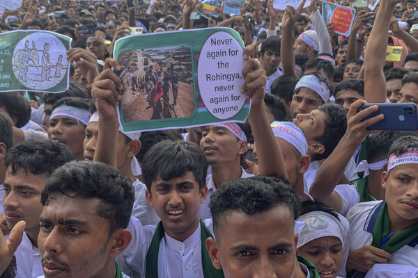 지난달 25일(현지 시간) 방글라데시 콕스바자르 쿠투팔롱 난민캠프에서 로힝야 난민들이 미얀마 라카인주로의 안전한 귀환을 요구하며 피켓을 들고 시위하고 있다. 미얀마 서부 라카인주에 거주하던 이슬람 소수민족인 로힝야족은 2017년 8월 25일 미얀마군의 박해를 피해 방글라데시로 탈출하기 시작했으며 지금까지 70~75만 명이 탈출한 것으로 알려졌다. (사진=AP/뉴시스)