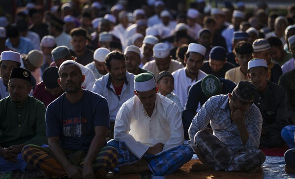 지난해 6월 17일(현지시각) 말레이시아 쿠알라룸푸르 외곽 셀라양의 도매 시장 입구에서 '이드 알 아드하' 기도회가 열려 로힝야 무슬림들이 기도하고 있다. (사진=AP/뉴시스)