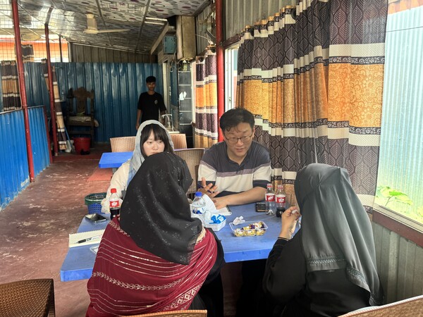 로힝야 여성과 인터뷰하고 있는 이동화 아디 활동가(우측). (사진=이동화 활동가 제공)