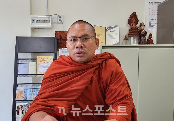 포브소페악 구미외국인주민센터 상담소장이 지난 24일 뉴스포스트 본지와 만나 이주노동자들이 겪은 최악의 차별 사례를 소개하고 있다. (사진=김주경 기자)