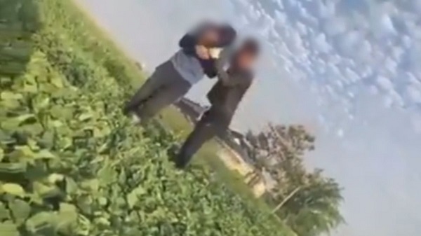 우크라이나 출신의 이주노동자 경북 한 농장에서 사업주에게 폭행을 당하고 있다. (사진=SNS 캡처)