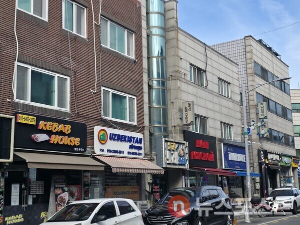 함박마을 내 러시아어 간판. (사진=뉴스포스트 최종원 기자)