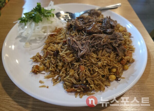 우즈베키스탄 음식 플로브(плов) (사진=뉴스포스트 최종원 기자)