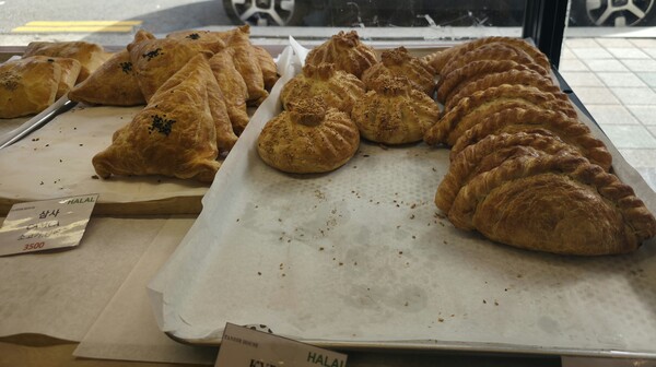 베이커리에 진열된 우즈베키탄식 만두 '삼사' (사진=뉴스포스트 최종원 기자)