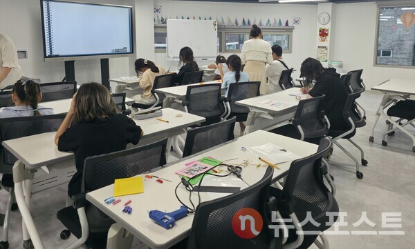 다가치배움터에서 진행되는 한국어 초등반 수업. (사진=뉴스포스트 최종원 기자)