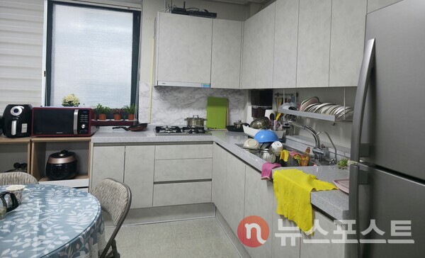 지원센터는 센터장 부부 내외 거주 공간으로도 쓰이고 있다. (사진=뉴스포스트 최종원 기자)