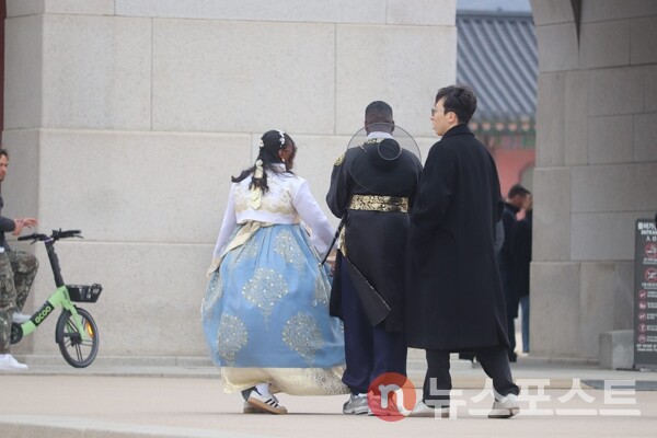 12일 서울 종로구 경복궁을 외국인 관광객들이 한복을 입고 방문했다. (사진=뉴스포스트 이별님 기자)