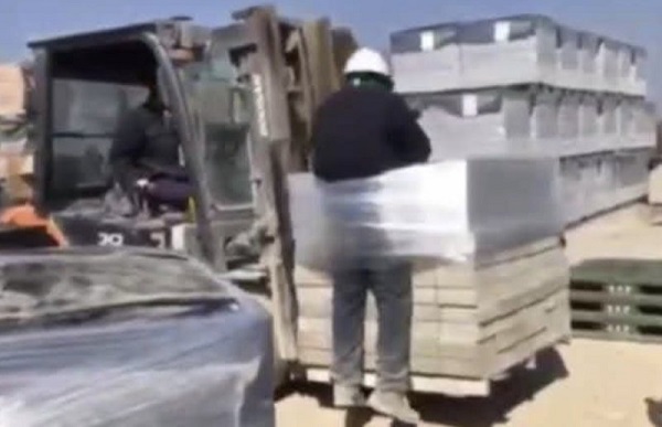 전라남도 나주시의 한 벽돌 생산공장에서 스리랑카 출신 이주노동자가 지게차 화물에 결박된 채 들어올려지는 영상이 공개돼 파문이 일고 있다. (사진=전남이주노동자네트워크)